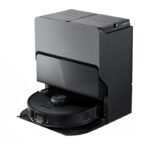 Siyah renkli Roborock S8 MaxV Ultra robot süpürge ve çok fonksiyonlu temizleme istasyonunun genel görünümü