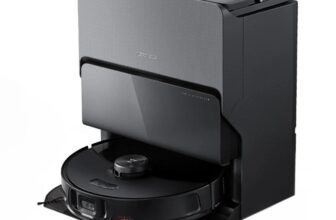 Siyah renkli Roborock S8 MaxV Ultra robot süpürge ve çok fonksiyonlu temizleme istasyonunun genel görünümü